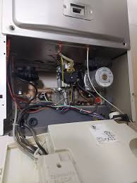 به گزارش همراه پکیج:پکیج به هیچ وجه نباید پر سر و صدا کار کند؛ بنابراین اگر صدای انفجار یا کوبیدن در زمان روشن شدن آن ایجاد میشود باید فورا آن را بررسی کنید. در ادامه با ما همراه باشید تا با دلیل انفجاری روشن شدن پکیج و رفع مشکلات احتمالی آشنا شوید.