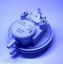 مشاهده نشانههایی مانند پرشر هوا باز است اما فن کار نمی کند، یا مواردی در این ردیف نشان دهنده یک ایراد در وضعیت پرشر هوا و فن پکیج میباشد. با داشتن اطلاعات کافی درباره علائم خرابی پرشر هوا در پکیج سلامت کاربرد آن در منزل را تضمین و با سرویس به موقع عمر عملکرد این دستگاه را افزایش دهید.